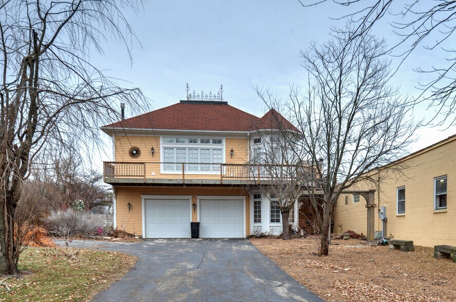 More Photos Of 890 Lake Ave, Woodstock General Retail For Sale