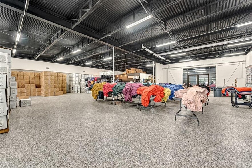 More Photos Of 427 N College Ave, Fayetteville Storefront For Sale