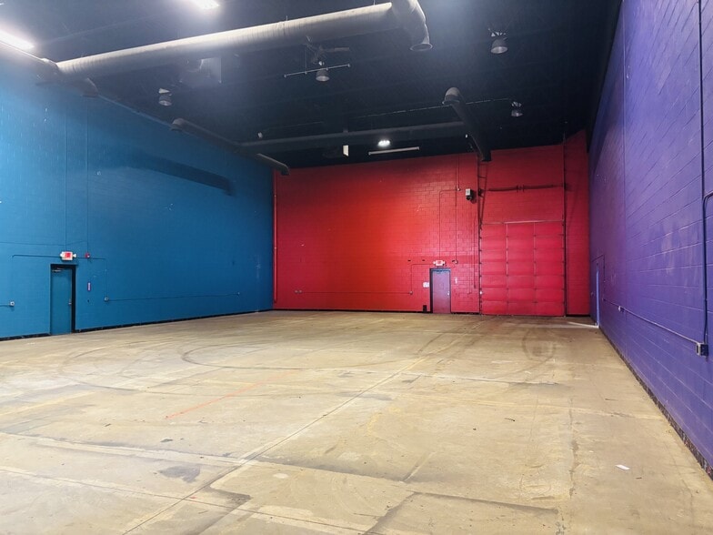 More Photos Of 25710 Northline Rd, Taylor Warehouse For Lease