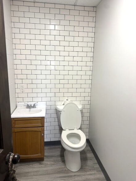 More Photos Of 1015 W Woodside St, Mcpherson Industrial For Sale