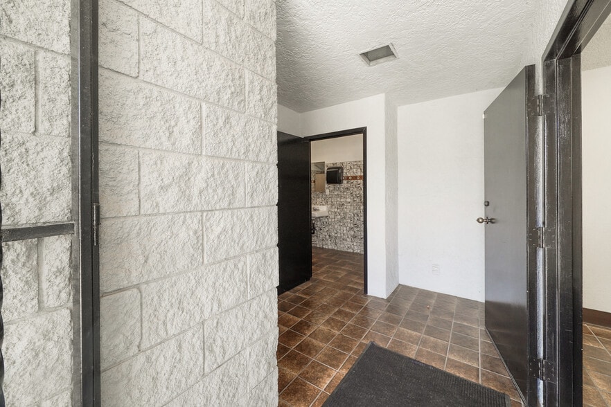 More Photos Of 1301 E Main St, Santa Paula Service For Sale