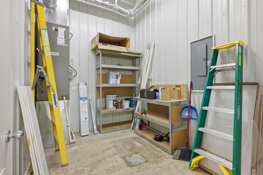 More Photos Of 2307 Missouri Ave, Carthage Light Distribution For Sale