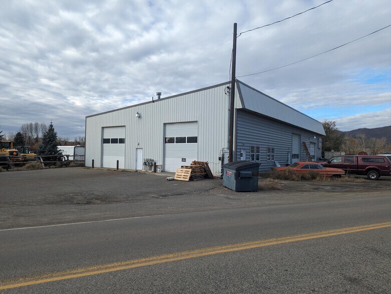 More Photos Of 4 Gannett Rd, Bellevue Distribution For Sale