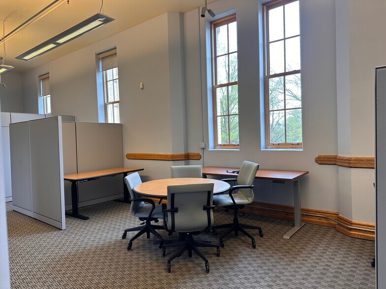 More Photos Of 830 Cottageview Dr, Traverse City Loft Creative Space For Sale