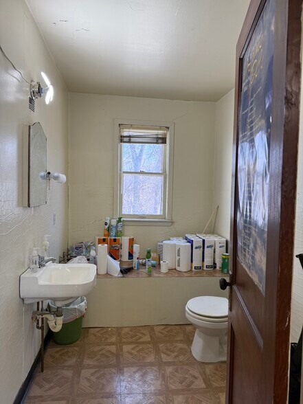 More Photos Of 3911 N Oak Tfwy, Kansas City Office For Sale