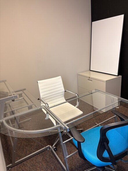 More Photos Of 125 Lakeshore Rd E, Mississauga Storefront Retail Office For Lease
