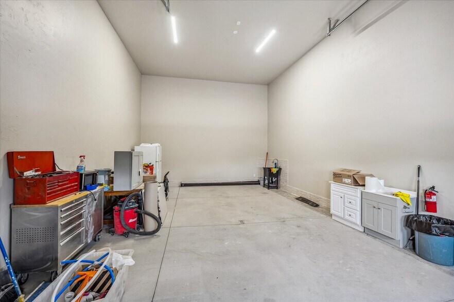 More Photos Of 15181 Shadow Wood St, Brighton Parking Garage For Lease