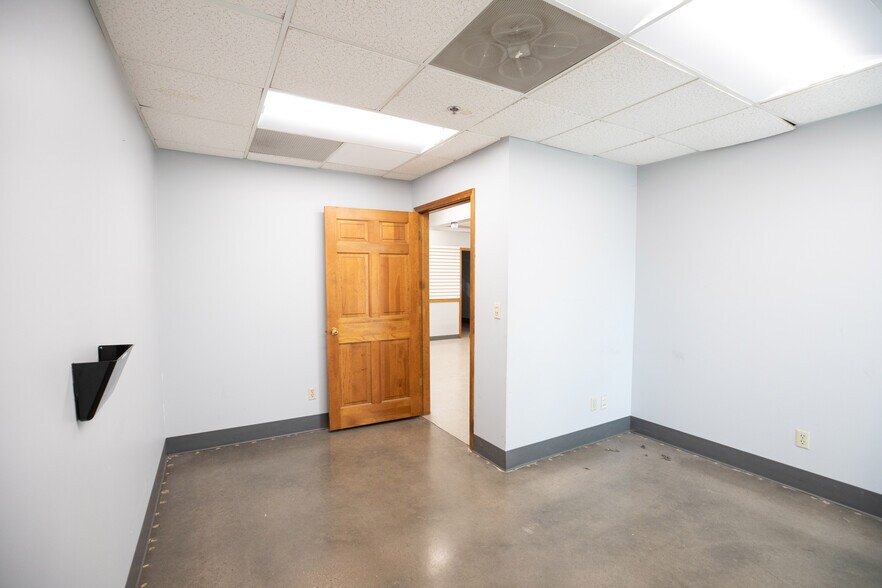 More Photos Of 600-602 NW Libby Ln, Lee's Summit Warehouse For Lease