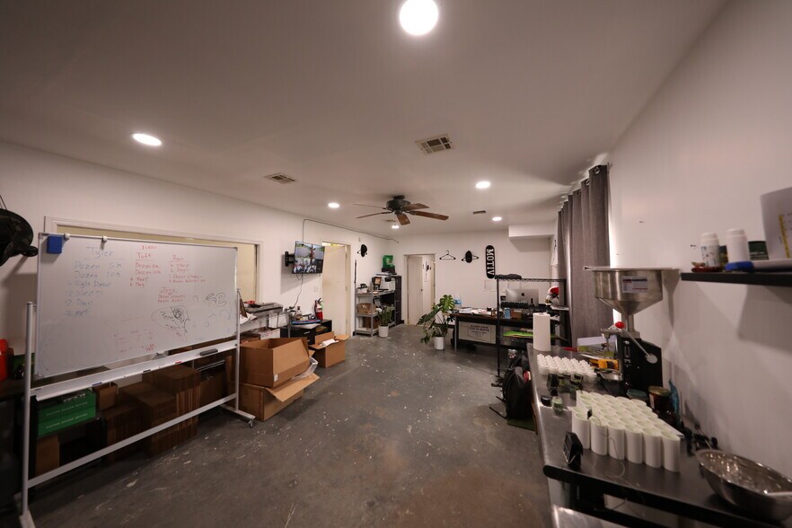 More Photos Of 700 N Main St, Lexington Warehouse For Lease