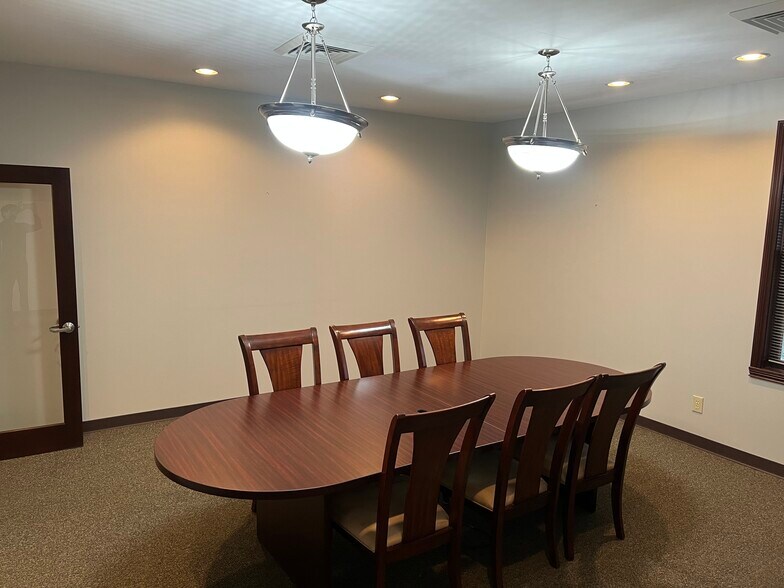 More Photos Of 1620 W Oak St, Zionsville Office For Lease