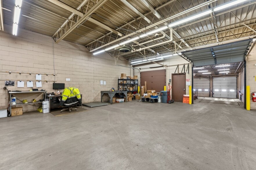 More Photos Of 124 Eva St, Saint Paul Light Manufacturing For Sale