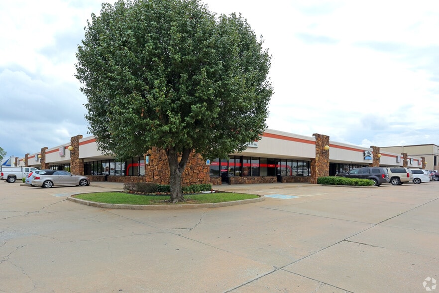 More Photos Of 5800-5807 S Garnett Rd, Tulsa Showroom For Lease
