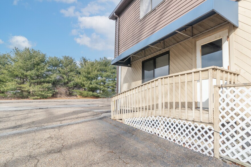 More Photos Of 238 Moon Clinton Rd, Coraopolis General Retail For Lease