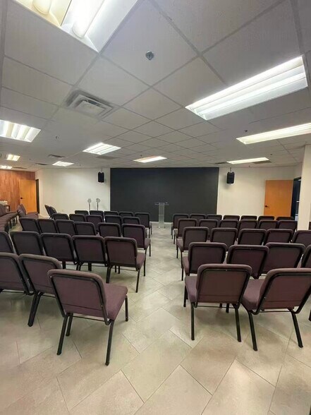 More Photos Of 7075 Kingspointe Pky, Orlando Showroom For Sale