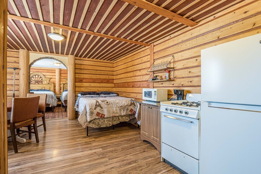 More Photos Of 21221 Baron Lake Dr, Cedaredge Hotel For Sale