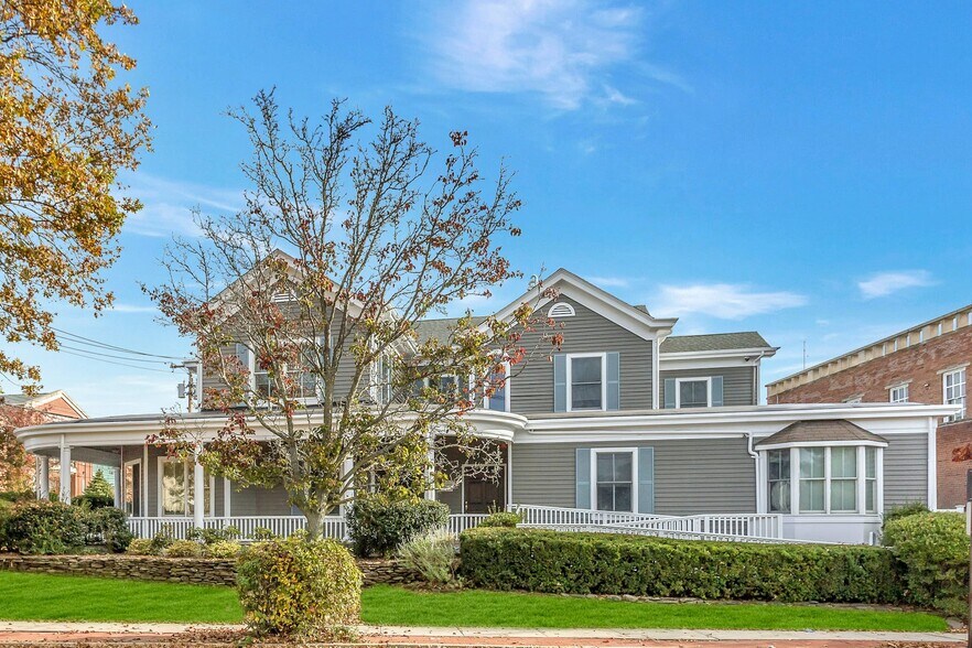 More Photos Of 33 W 2nd St, Riverhead Office For Sale