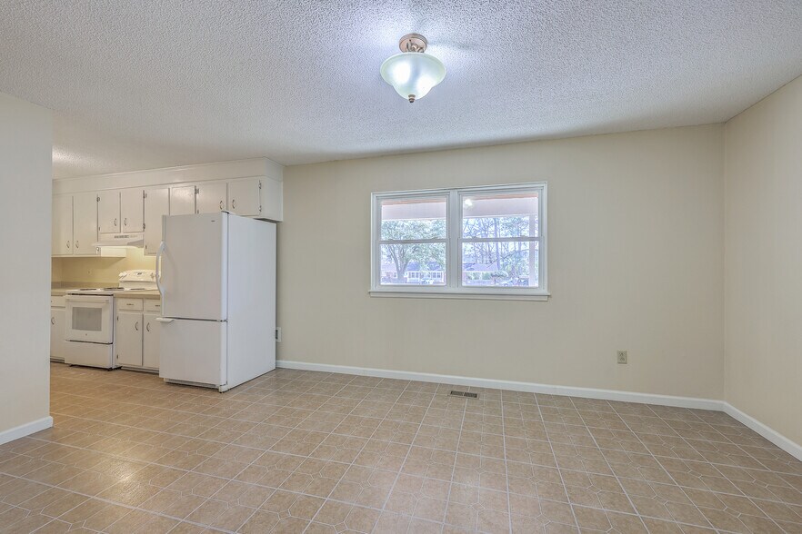 More Photos Of 106 Mayrant St, Summerville Office For Sale