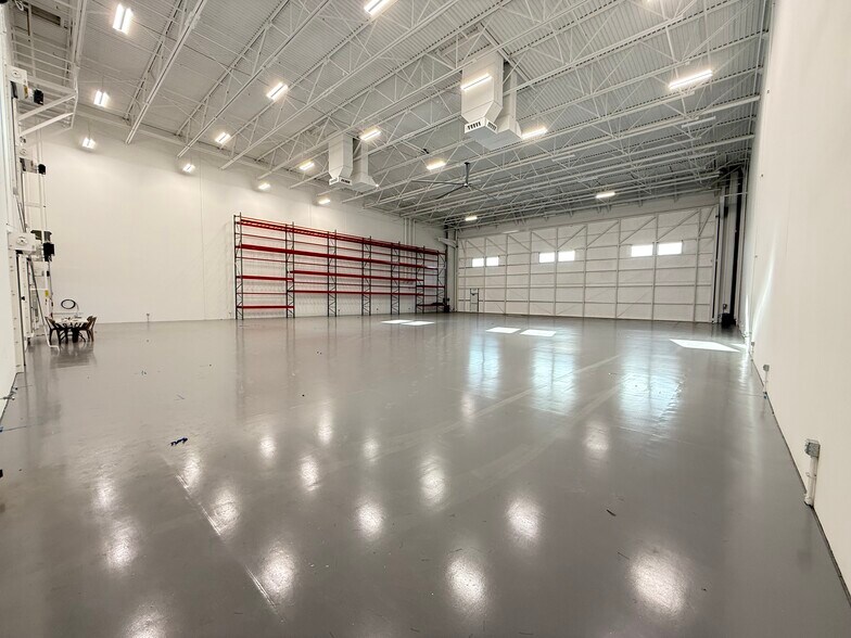 More Photos Of 7333 E Helm Dr, Scottsdale Airplane Hangar For Lease