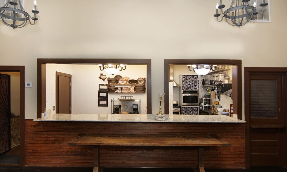 More Photos Of 120 N Austin St, Comanche Bar For Sale