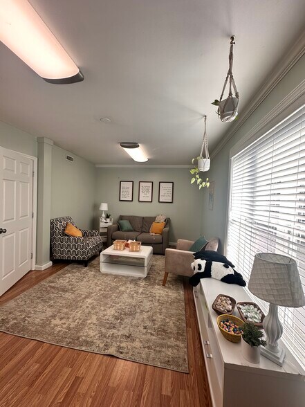 More Photos Of 1226 Lakeview Dr, Franklin Loft Creative Space For Sale