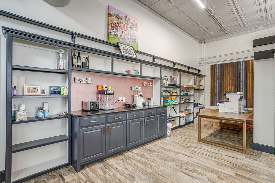 More Photos Of 215-219 S Main St, Fort Worth Storefront Retail Office For Lease