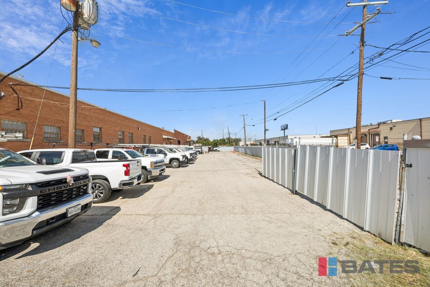 More Photos Of 8900 Ambassador Row, Dallas Distribution For Sale