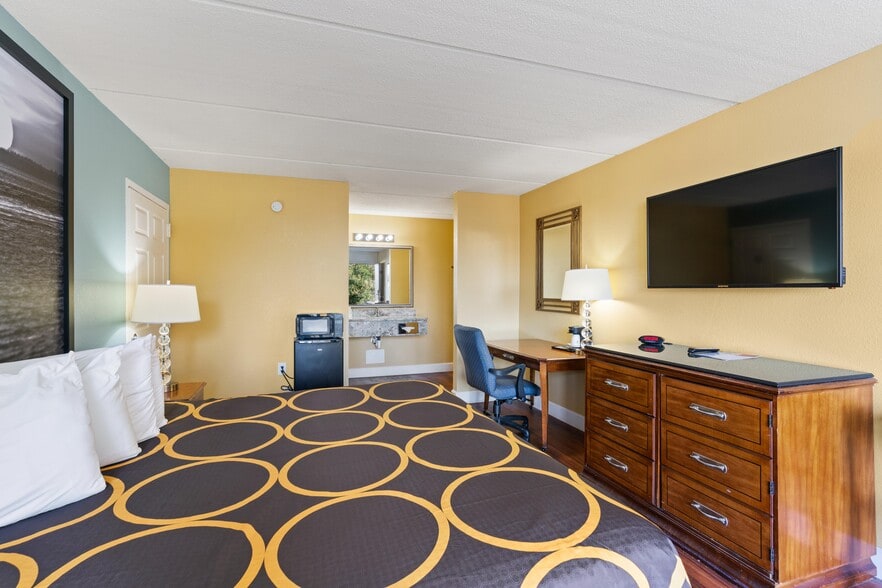 More Photos Of 1220 Boone Avenue Ext, Kingsland Hotel For Sale
