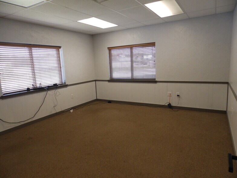 More Photos Of 2005 Tile Factory Rd, Palestine Manufacturing For Lease