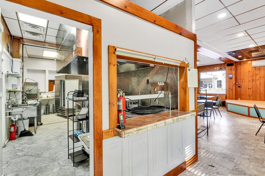 More Photos Of 715 Craigdell Rd, New Kensington Bar For Sale