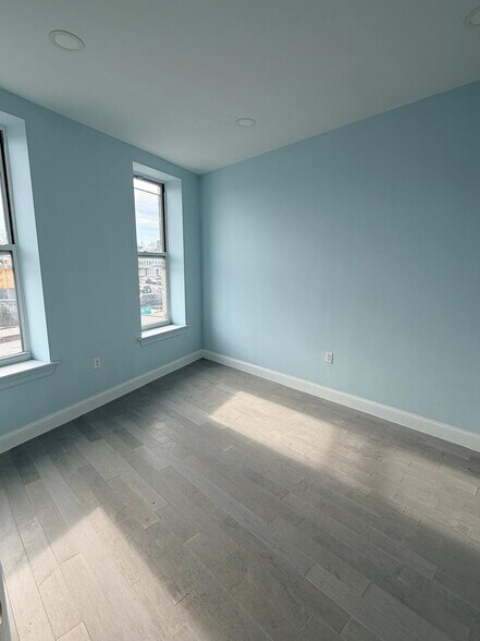 More Photos Of 70-11 Myrtle Ave, Glendale Office For Lease