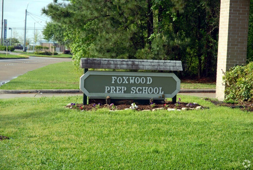 More Photos Of 19901 Foxwood Forest Blvd, Humble Freestanding For Lease