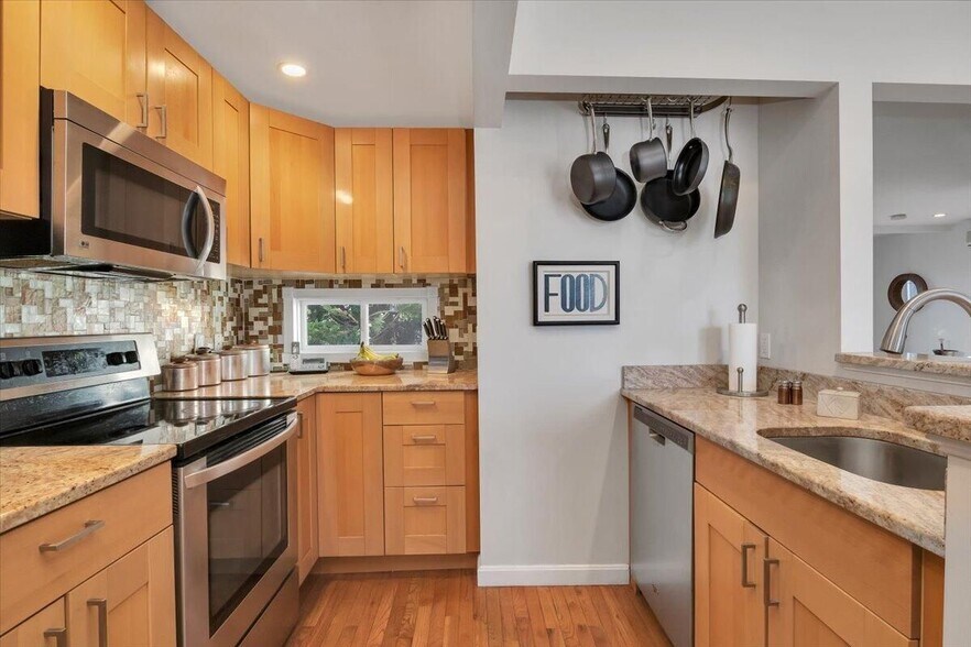 More Photos Of 139 A Bradford St, Provincetown Storefront Retail Residential For Sale