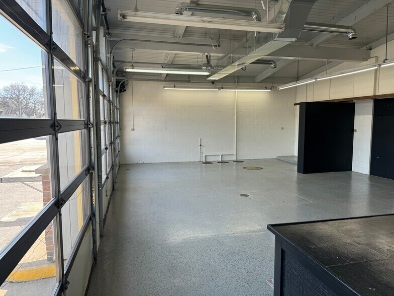 More Photos Of 5 S Madison St, Oswego Storefront Retail Office For Lease