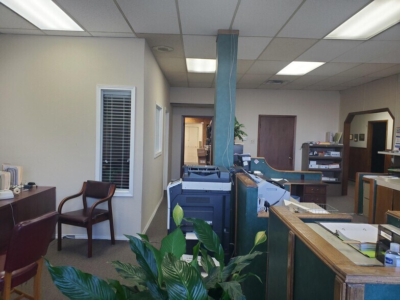 More Photos Of 124 E Jackson St, Hugo Office For Sale