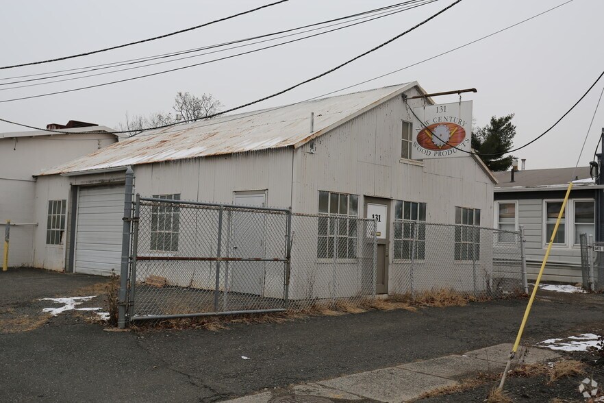 More Photos Of 131 Lincoln Blvd, Middlesex Manufacturing For Lease