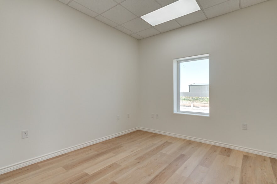 More Photos Of 9014 County Road 6820, Lubbock Distribution For Lease