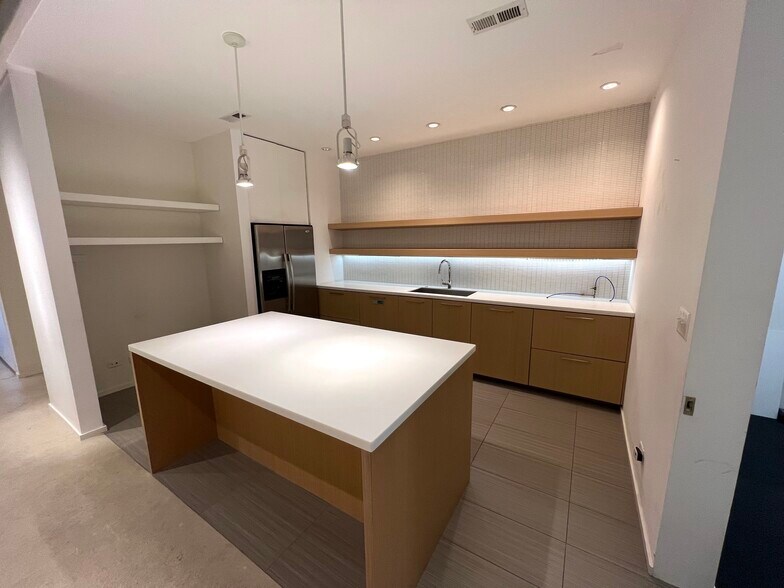 More Photos Of 108-110 W Kinzie St, Chicago Office Residential For Sale
