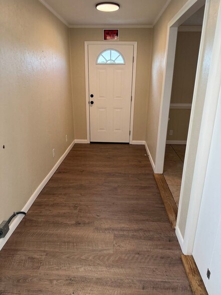 More Photos Of 400 W 5th St, Adel General Retail For Lease