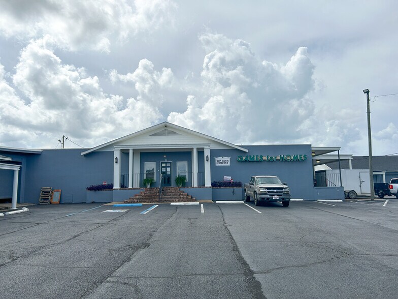 More Photos Of 3656 Government Blvd, Mobile General Retail For Lease