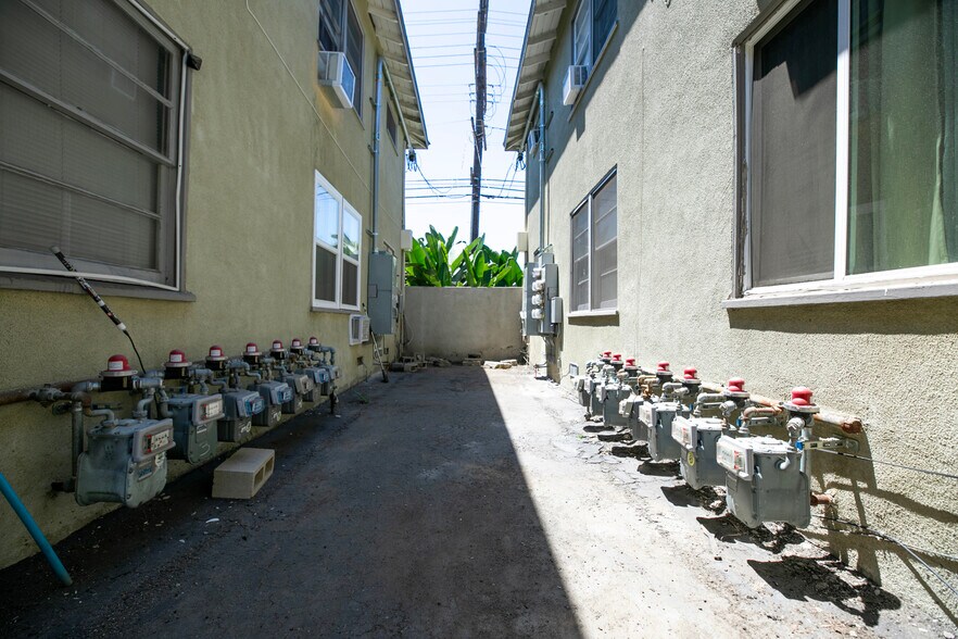 More Photos Of 15445 Vanowen St, Van Nuys Apartments For Sale