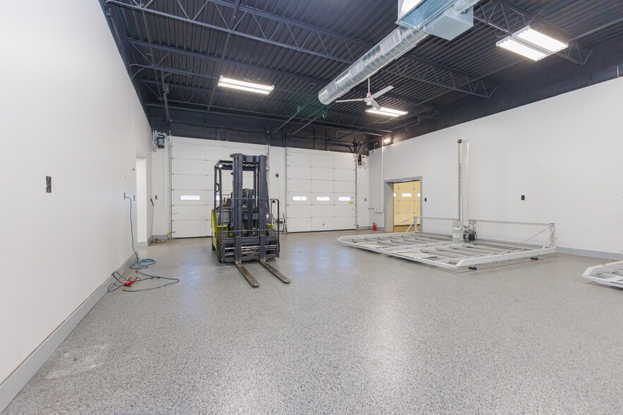 More Photos Of 5513 N Oxford St, Indianapolis Showroom For Lease