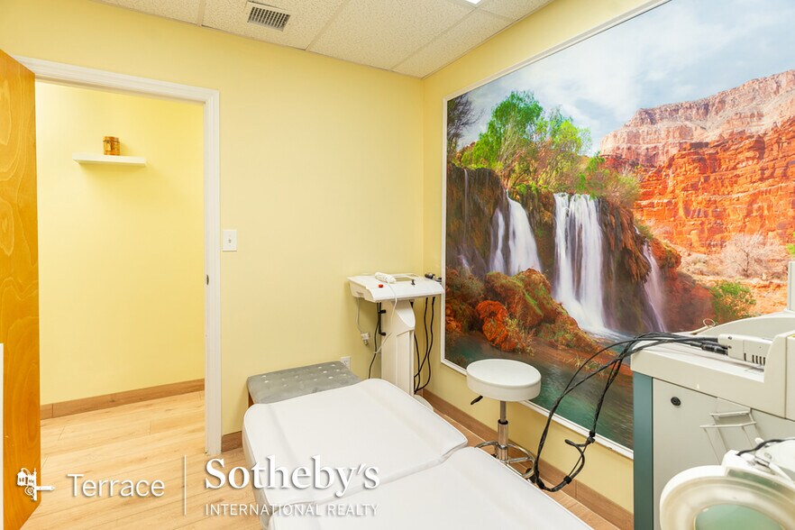 More Photos Of 11247 Queens Blvd, Forest Hills Storefront For Sale