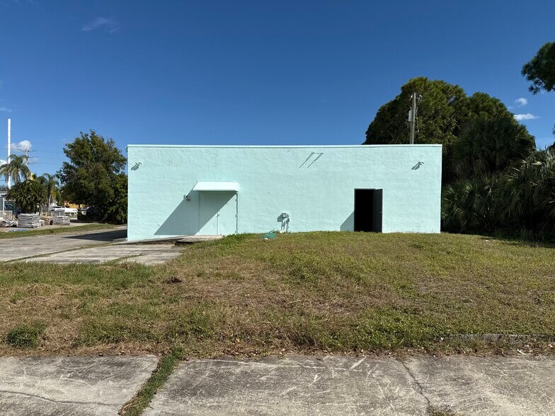 More Photos Of 975 N Courtenay Pky, Merritt Island Showroom For Lease