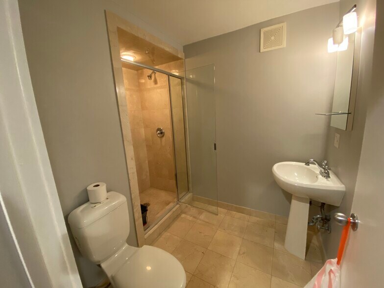 More Photos Of 687-689 N Milwaukee Ave, Chicago Apartments For Lease