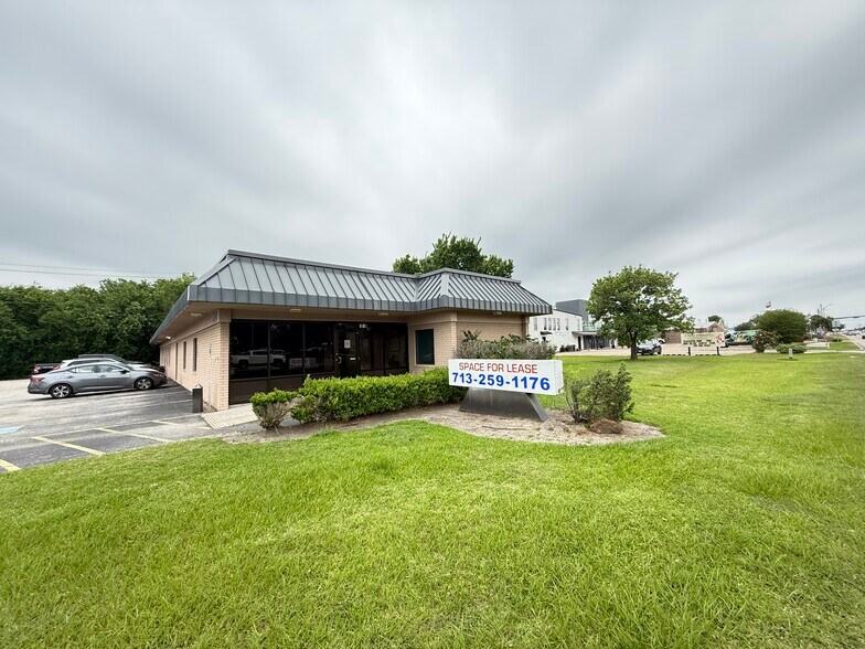Primary Photo Of 2006 Broadway St, Pearland Medical For Lease