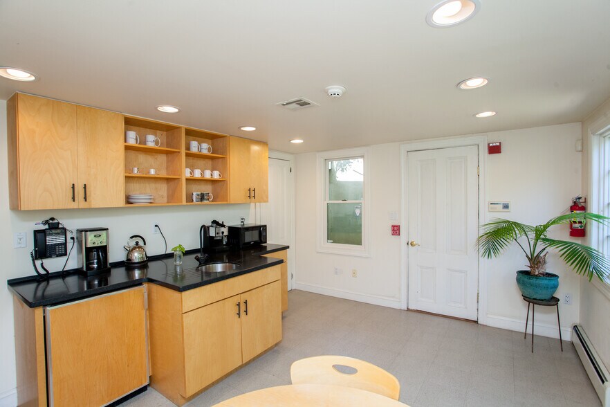 More Photos Of 24 N Main St, Lambertville Office For Sale