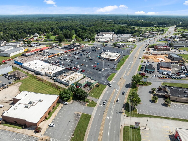 More Photos Of 607 S Main St, King Department Store For Lease