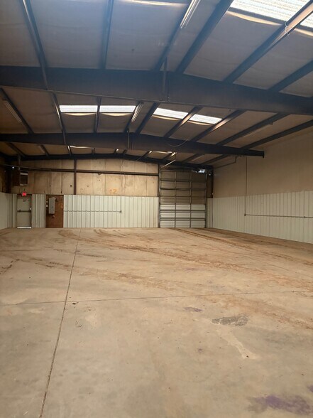 More Photos Of 410 S Eagle Ln, Oklahoma City Manufacturing For Lease