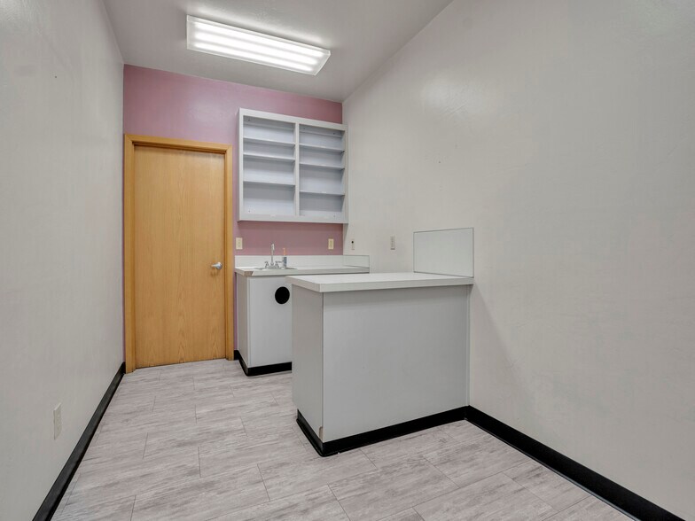 More Photos Of 711 W Main St, Sheridan Veterinarian Kennel For Sale