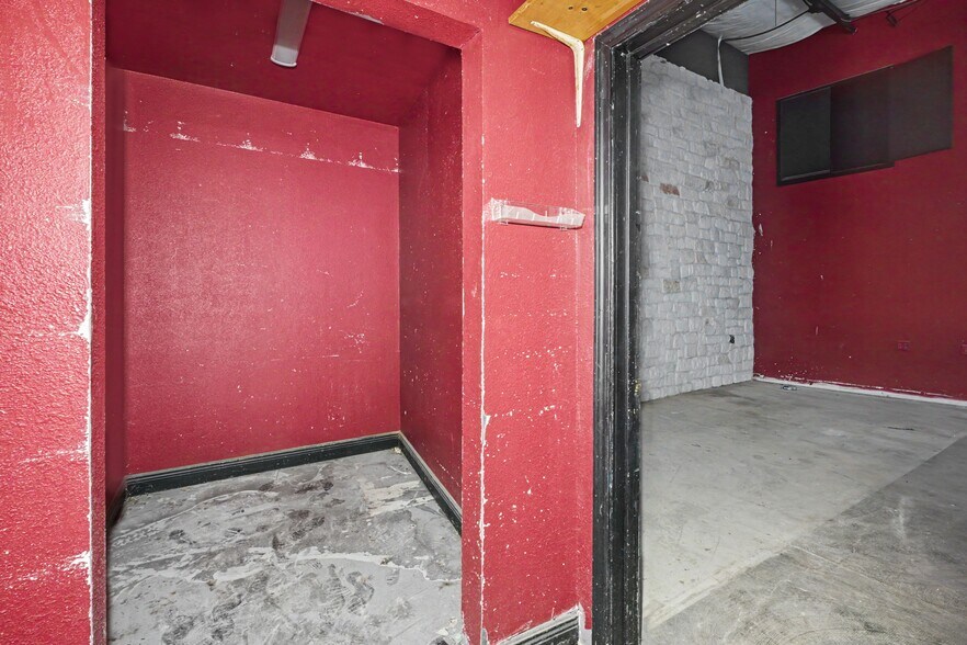 More Photos Of 470 This Way St, Lake Jackson General Retail For Lease
